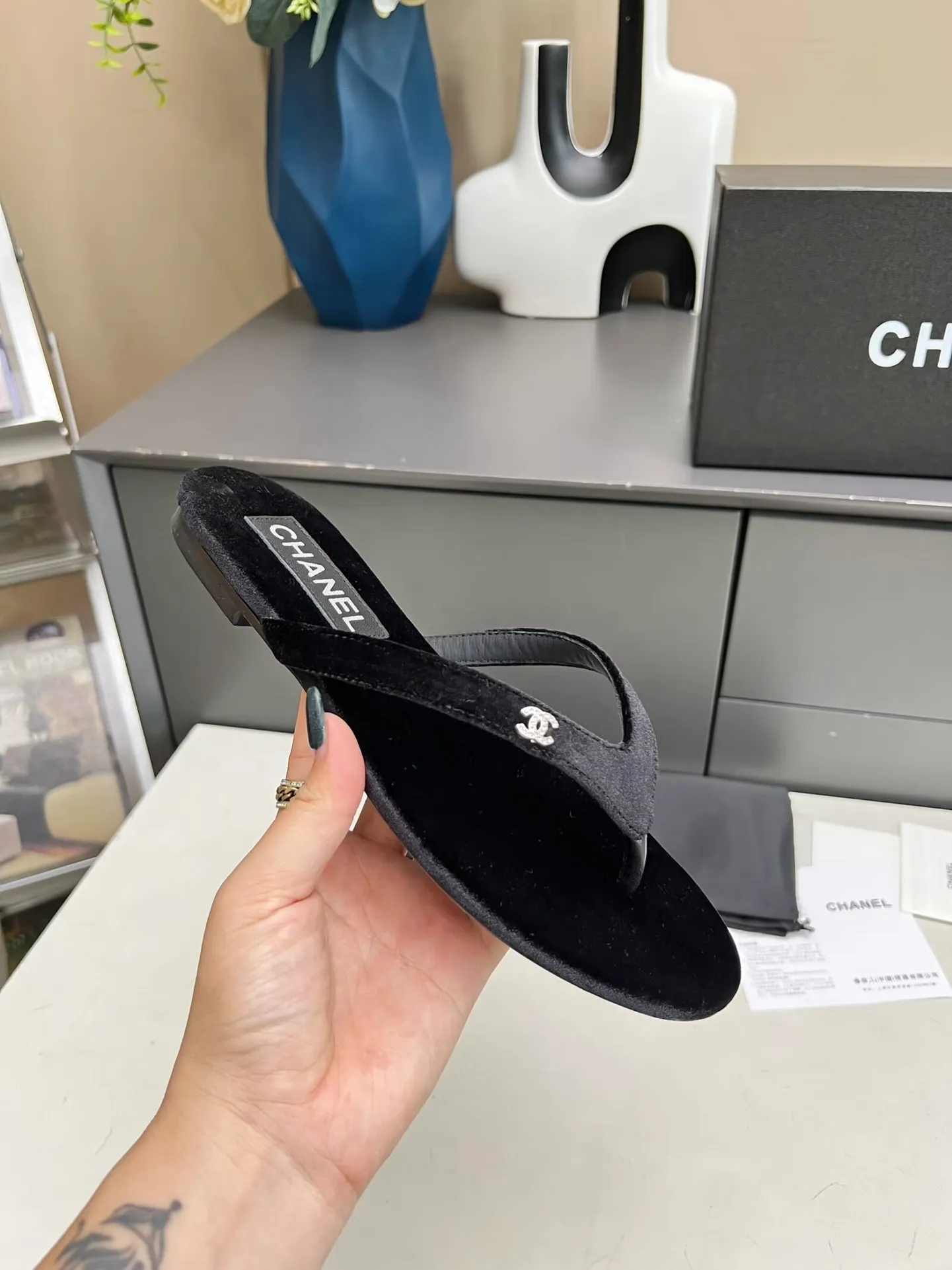 👟👟Ex-factory price 380👟👟 Chanel new spring and summer genuine leather outsole flip-flops✅ I was really moved by this shoe when I first saw it💓 I liked it at first sight [surprised], 😊 and it has Chanel’s classic diamond logo💎 Fabric: imported cowhide 🐂 Denim, velvet Lining: cow lining Color: black Code number: 35-41 (41 can be customized and non-returnable) Outsole: Made of genuine leather outsole Packaging: with card, cloth bag